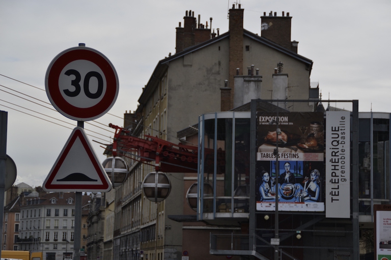 Dal 1 gennaio 2016 Grenoble è la prima grande città ad aver esteso a quasi tutto il proprio territorio il limite di velocità di 30 km/h ©Andrea Barolini