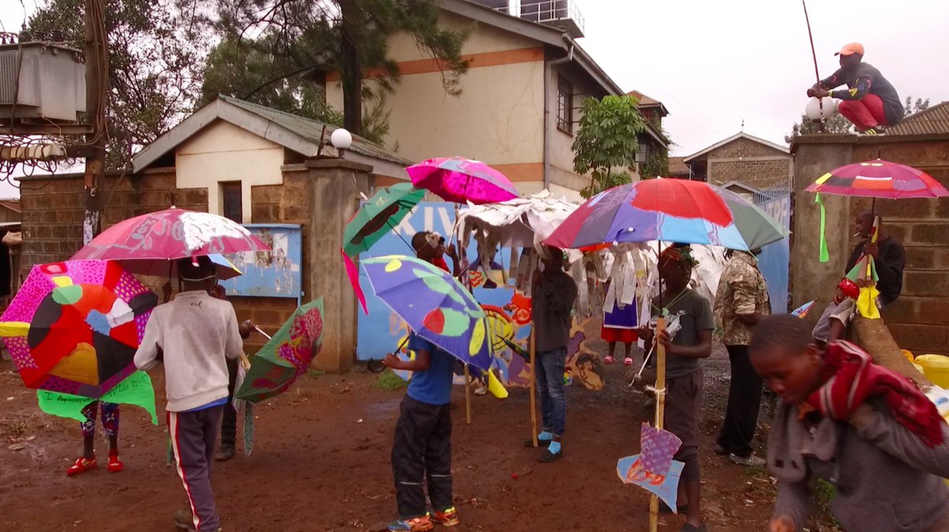 La foresta magica di Ngong incontra gli ombrelli di carta