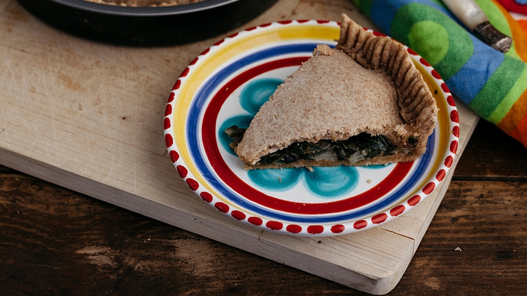 Torta salata con farina fi farro ripiena di bietole