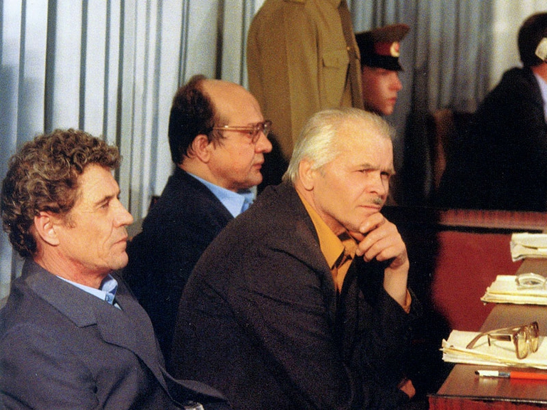 Tre dei principali responsabili del disastro, sotto processo al Politburo nel 1987: Nikolai Bryukhanov (a sinistra, direttore dell'impianto), Anatolij Dyatlov (al centro, vice capo ingegnere, colui che obbligò gli operatori a proseguire il test nonostante gli allarmi) e Nikolai Fomin, capo ingegnere dell'impianto. Tutti incarcerati. I primi due, scarcerati per motivi di salute. Il terzo, ricoverato in ospedale psichiatrico.