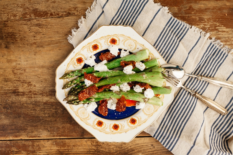Asparagi con pomodori secchi e formaggio di capra