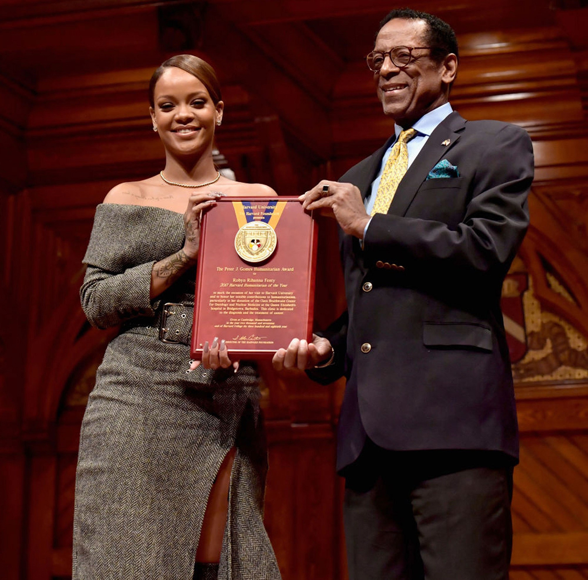 3 Rihanna-humanitarian-award_photo Paul Marotta:Getty Images