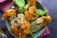 Fiori di zucca in tempura ripieni di mozzarella, olive, pomodorini secchi e radicchio