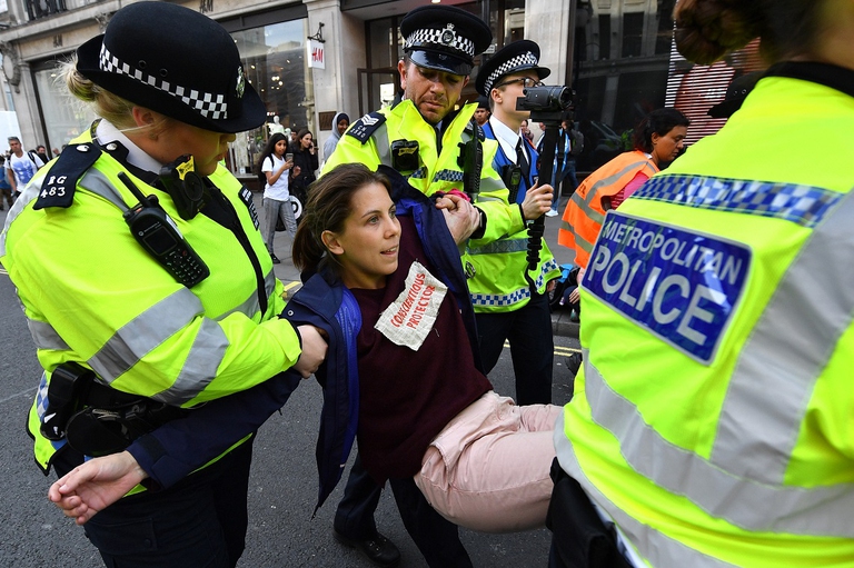 Manifestante arrestata a Oxford Circus
