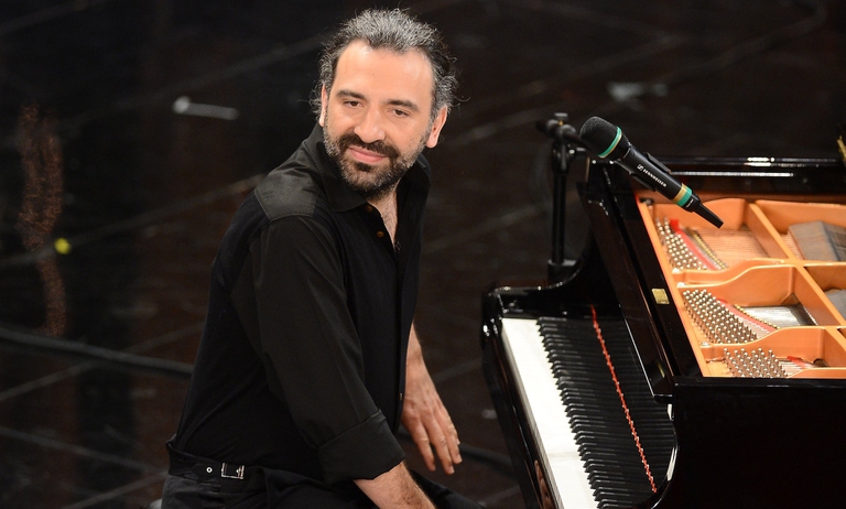 Stefano Bollani al piano sul palco del Festival di Sanremo.