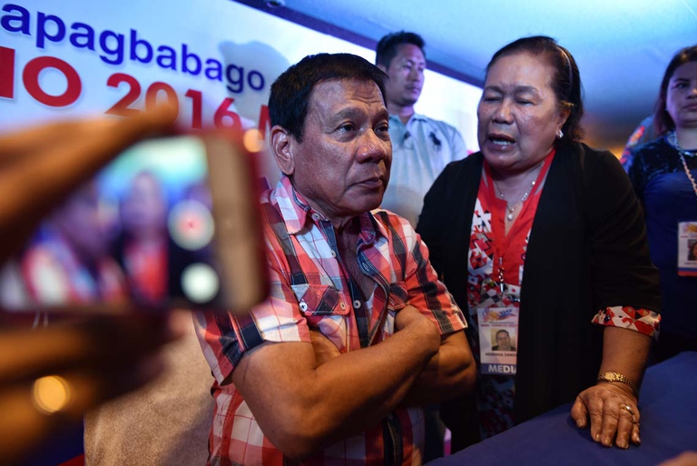 Rodrigo Duterte mentre vota nel 2016 