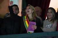 Bolivia, Jeanine Añez si proclama presidente. Evo Morales fugge in Messico