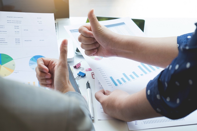 Gesto di intesa tra due colleghi