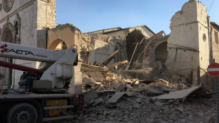 I resti della basilica di Norcia, crollata con la scossa di magnitudo 6.5 della mattina del 30 ottobre