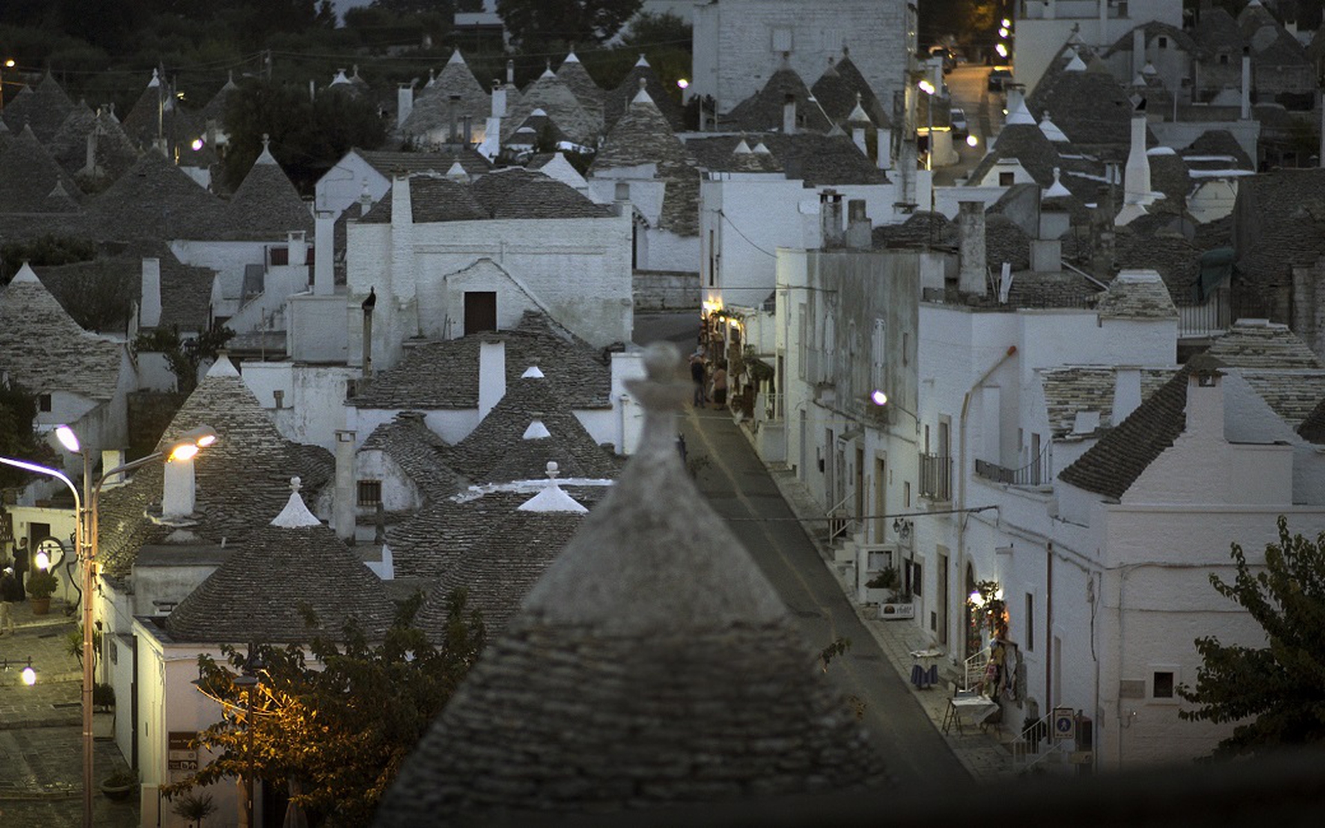 I famosi trulli di Alberobello alla luce della sera