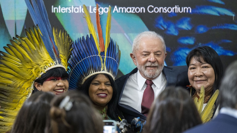 Lula assieme a rappresentanti delle popolazioni indigene dell'Amazzonia