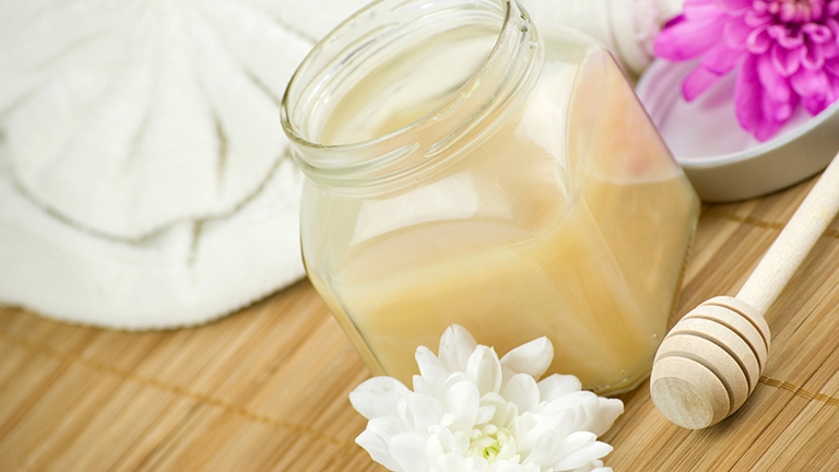 Le proprietà cosmetiche del miele sono conosciute da millenni - Ingimage 