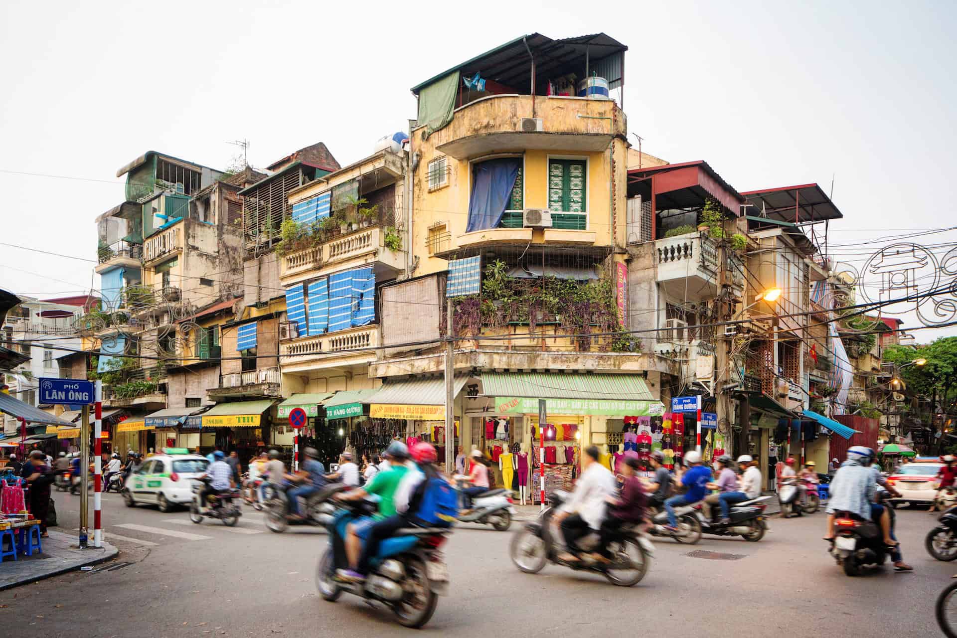 Il traffico di motorini e cyclo nel quartiere vecchio di Hanoi
