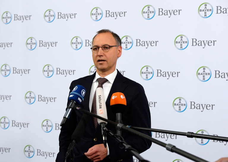 Il CEO di Bayer Werner Baumann parla alla stampa il 23 maggio 2016, il giorno in cui viene svelata l'offerta per Monsanto.