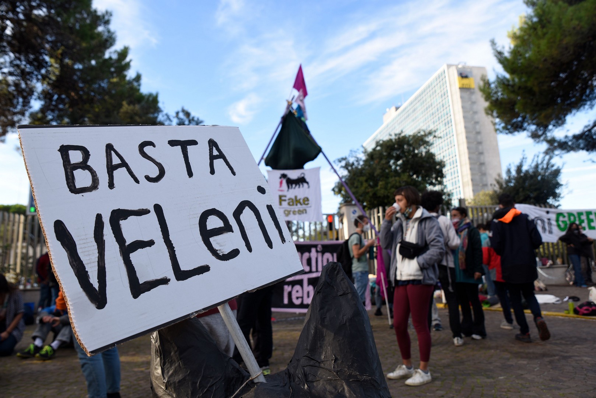 Una settimana di ribellione davanti alla sede di Eni
