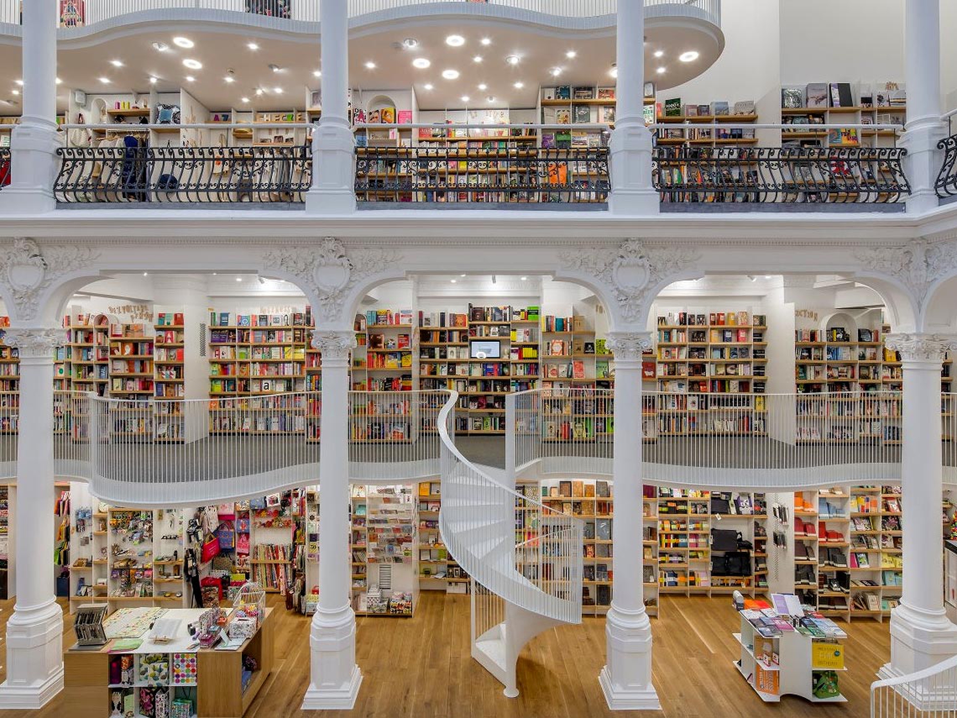Петербург самый большой книжный магазин. Книжный магазин. Самые красивые книжные магазины. Интерьер книжного магазина. Большой книжный магазин.
