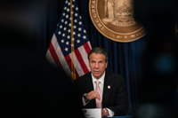 Il governatore di New York Andrew Cuomo è alle prese con due brutte situazioni