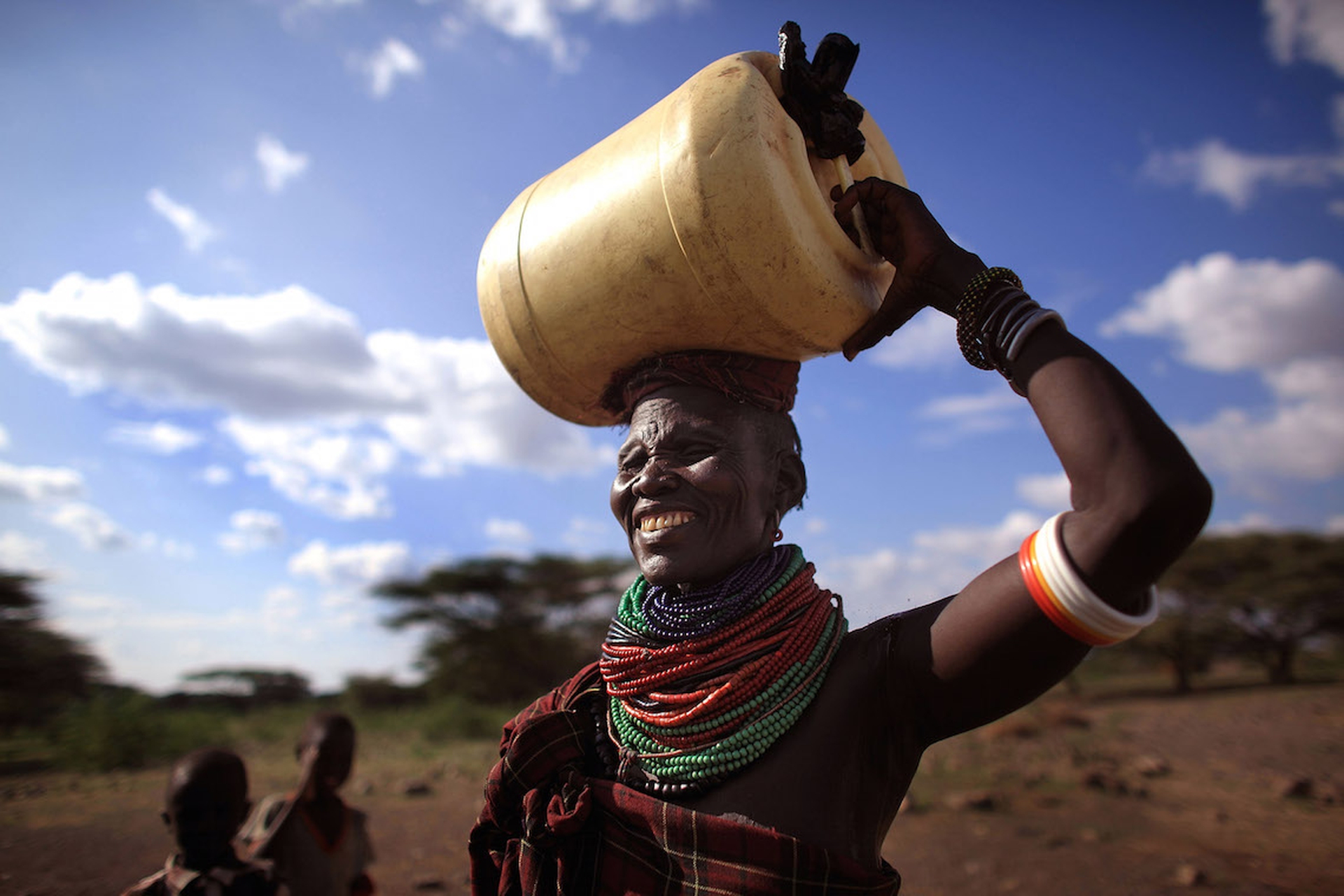 turkana-carrying-water2