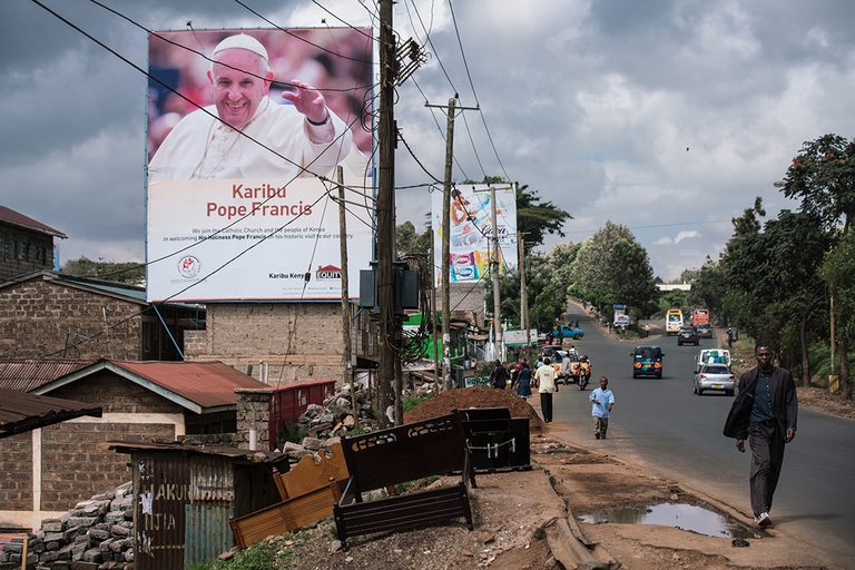 Il cartellone per accogliere papa Francesco in Kenya © Nichole Sobecki/Getty Images