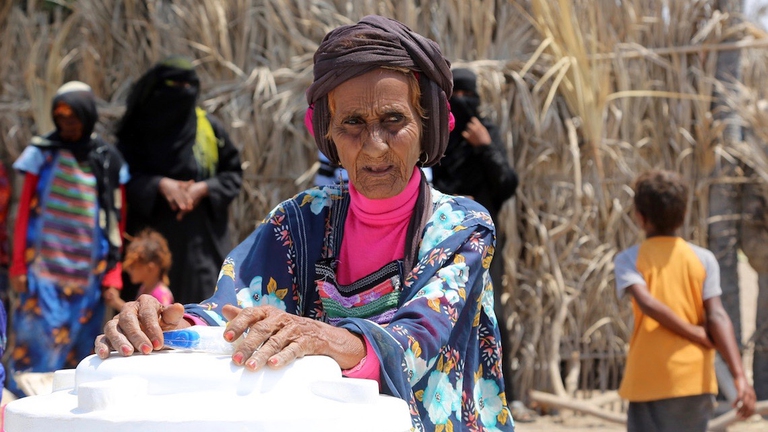Una donna yemenita accanto ad un container di acqua alla periferia di Hodeidah      (Photo credit STRINGER/AFP/Getty Images)