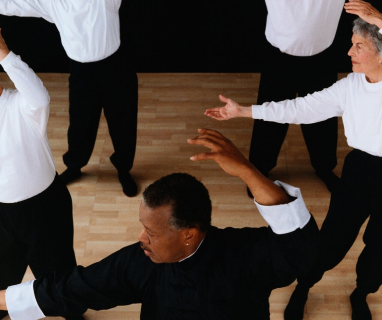 persone che meditano durante holis week