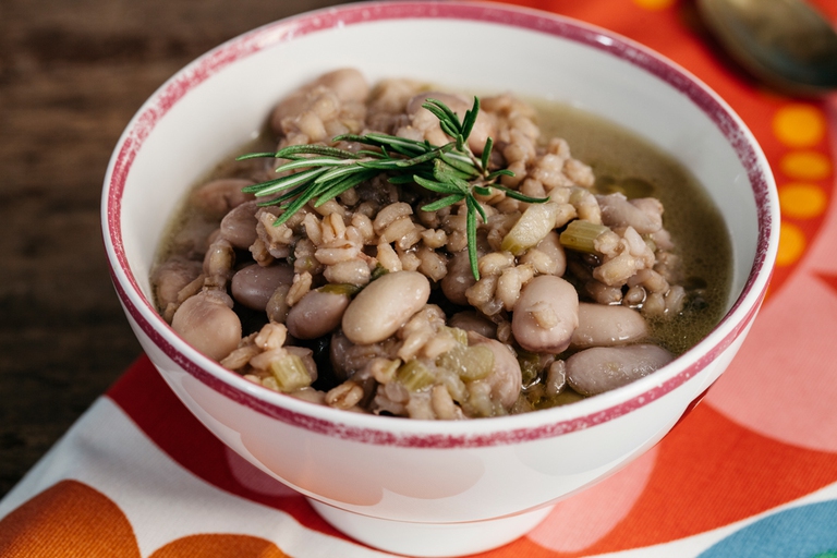 Zuppa di orzo con fagioli borlotti