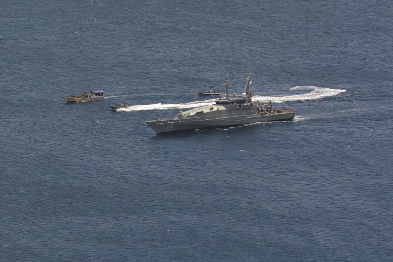 La marina intercetta delle barche davanti Christmas Island, Australia