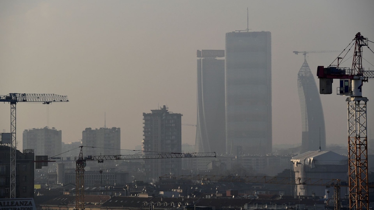 Milano avvolta da una nube di smog