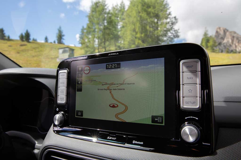 Lo schermo touch da 7’’ include una comoda telecamera integrata utile nelle manovre. Il sistema è compatibile con Apple CarPlay e Android Auto ed è dotato di sistema Bluetooth per utilizzare il proprio smartphone in sicurezza. © Hyundai