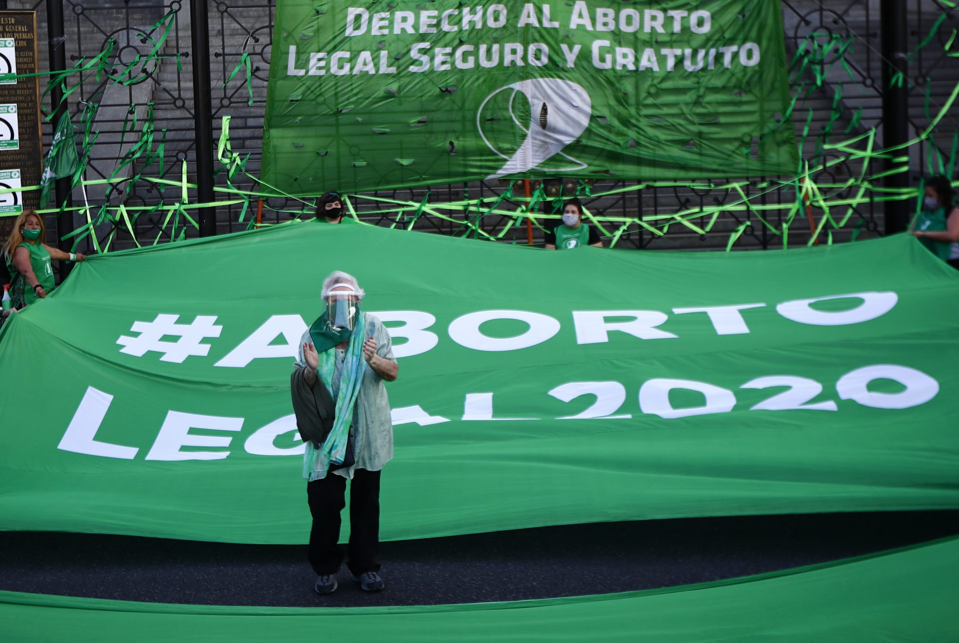 La manifestazione davanti al Congresso a Buenos Aires per chiedere l‘approvazione del disegno di legge presentato dal presidente argentino Alberto Fernández per legalizzare l‘aborto
