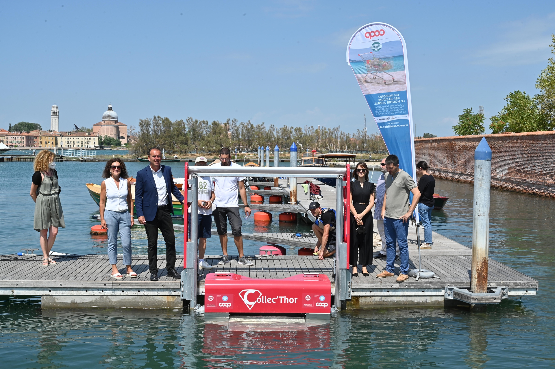Venezia, 26/07/22 - coop alleanza 3.0 - isola della Certosa - installazione del trash collec'thor per ripulire il mare - Daniel Tiozzo, Barbara Ferro, Lajal Andreoletti, Alessandro Scarpa Marta
