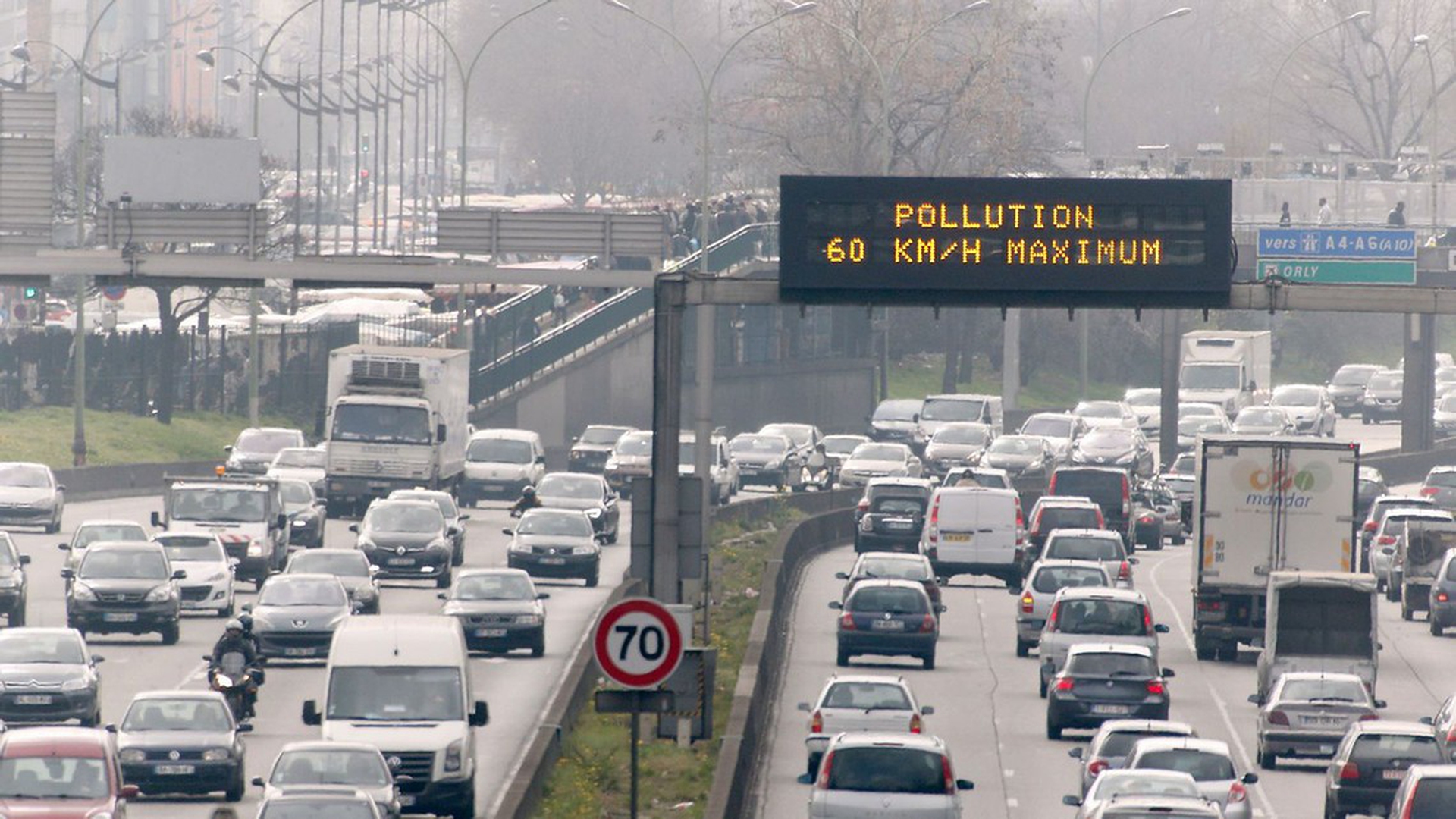 Parigi, le vignette adesive “ghigliottinano” i Diesel più inquinanti
