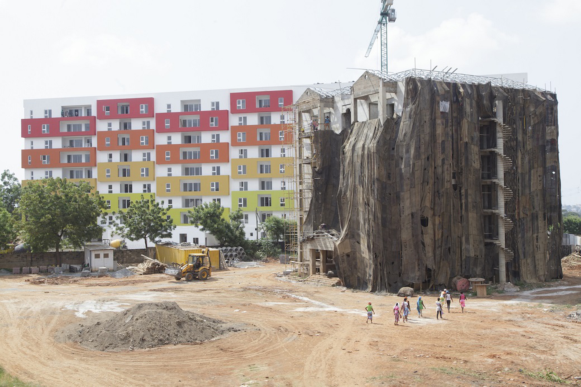 L'impacchettamento di Mahama ricorda sia Christo che Burri