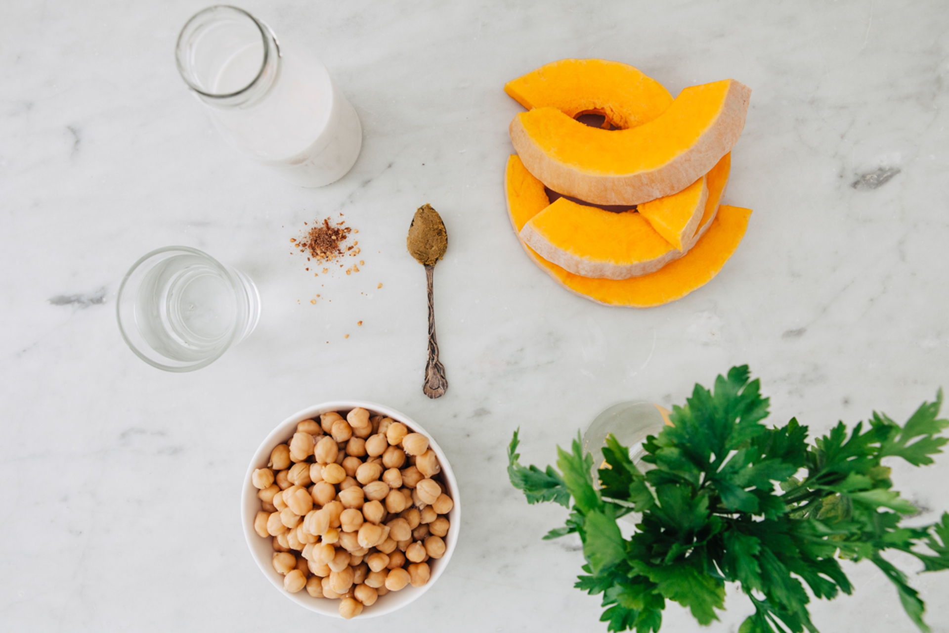 Ingredients for the pumpkin curry with chickpeas