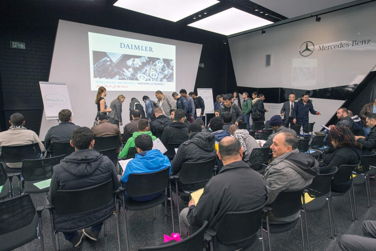 40 Flüchtlinge und Asylbewerber haben ein so genanntes Brückenpraktikum bei Daimler in Stuttgart begonnen. Das Unternehmen plant, die Brückenpraktika an weiteren Standorten anzubieten. Erfolgreiche Teilnehmer sollen an andere Unternehmen, Zeitarbeitsfirmen oder in eine Berufsausbildung weitervermittelt werden.
