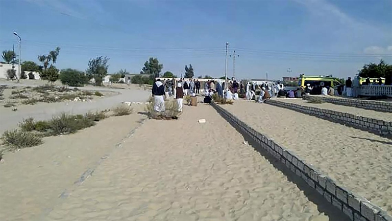 L'attacco è avvenuto a circa 40 chilometri da al-Arish, capoluogo del governatorato. Il presidente Al-Sisi: "Vendicheremo i nostri martiri, le forze armate risponderanno con forza brutale". Nella regione è attivo un gruppo jihadista alleato dell’Isis ma il luogo di culti colpito è frequentato da una tribù attiva nella lotta allo Stato islamico. Fonti locali: "Uccisi 15 terroristi"