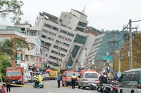 Terremoto a Taiwan, corsa contro il tempo per salvare un grande edificio rimasto in bilico
