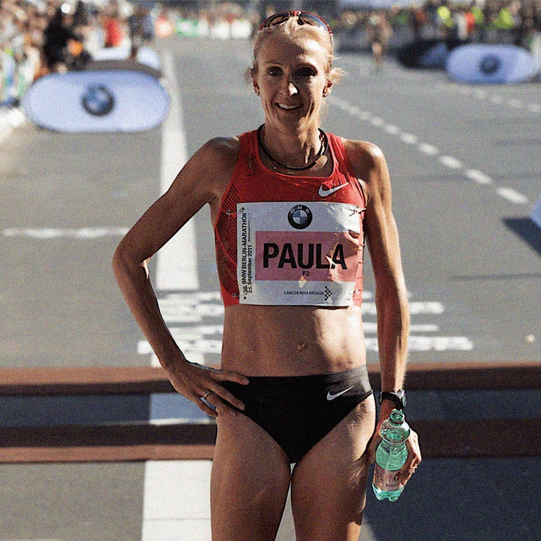 Capelli biondissimi, andatura anomala e riconoscibile per quella testa ciondolante che assecondava ogni passo di corsa e soprattutto un primato mondiale, quel 2:15:25 stabilito sulla distanza più dura, la maratona: Paula Radcliffe è tutto questo. Nata a Davenham, nella contea del Cheshire in Inghilterra, Paula è stata un punto di riferimento per diverse generazioni di atlete e solo a 41 anni, nel 2015, ha scelto di dire basta alla lotta col cronometro. A Londra ha gareggiato per l'ultima volta sulla lunga distanza. Partita in mezzo al gruppo e non insieme alle atlete d'elite e con il pettorale "Paula" invece che con un numero, ha corso la sua maratona più lenta, salutando le persone che facevano il tifo per lei lungo il percorso e intrattenendosi con gli atleti che l'hanno accompagnata in questo lungo addio. Divertente anche un siparietto sul Tower Bridge, dove l'ex eptatleta Denise Lewis le corre dietro per intervistarla per la Bbc e non riesce a tenere il suo passo.