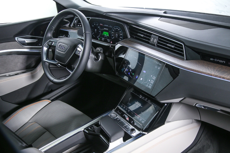 Strumenti, pulsanti e levette tradizionali sono sostituiti da schermi e superfici "touch". Sulla e-tron lo spazio è notevole, sia davanti che per chi viaggia dietro. Elevata anche la qualità dei materiali. ©Audi