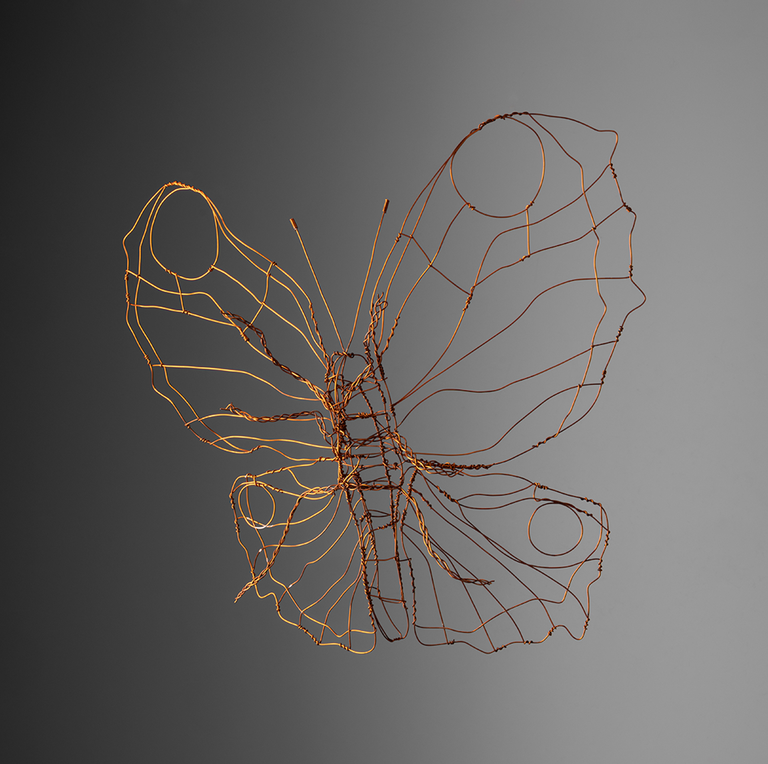 Opera scultorea di Primo Levi a forma di farfalla.