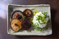 La ricetta dei funghi shiitake grigliati con caprino alle erbe