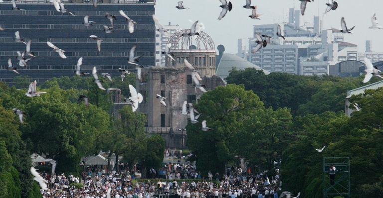 Il "duomo" di Hiroshima, di fronte al parco del memoriale della pace. Sulla città giapponese venne sganciata il 6 agosto 1945 la prima bomba atomica. Foto © Jiji Presse/AFP/Getty Images