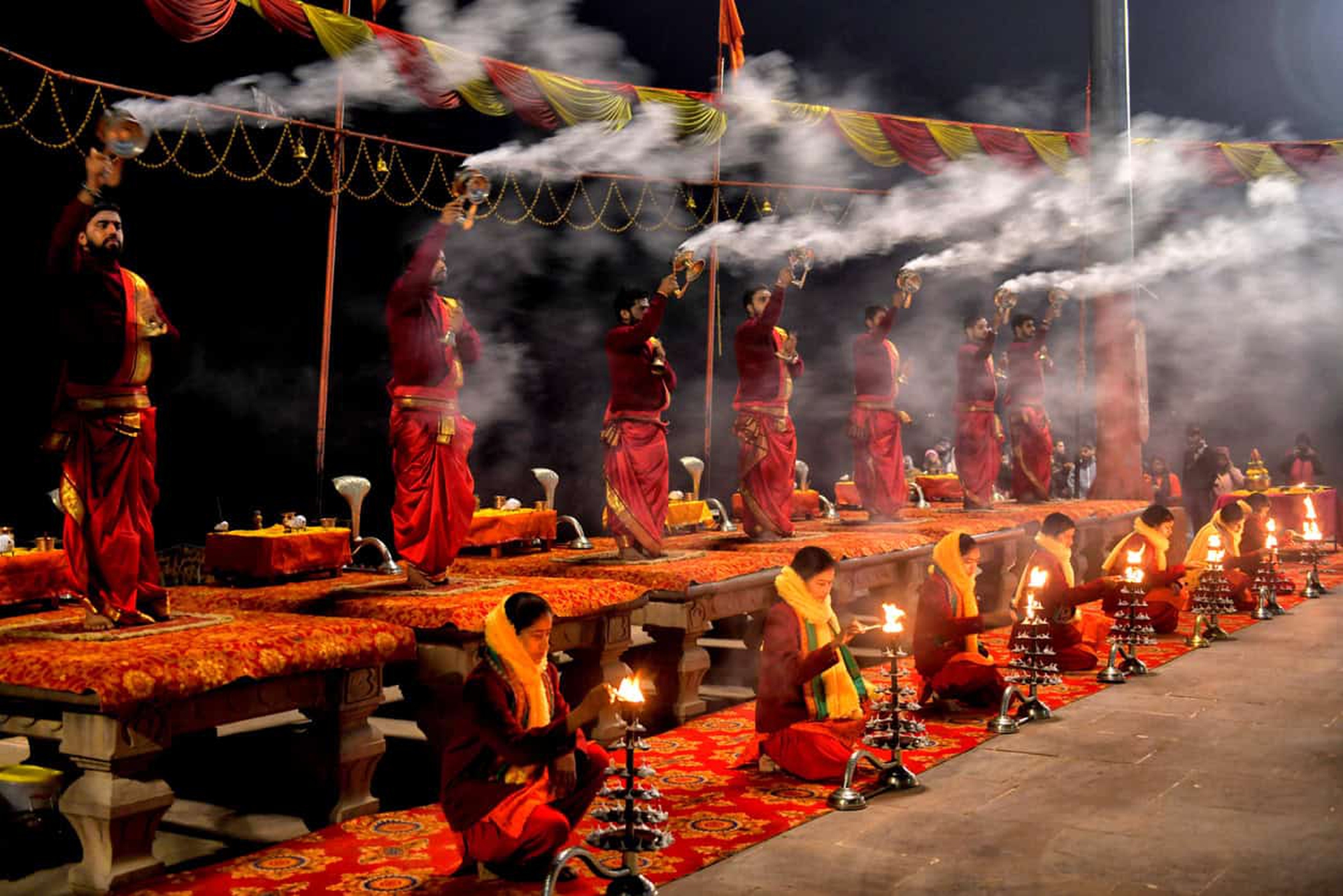preghiera sul gange varanasi