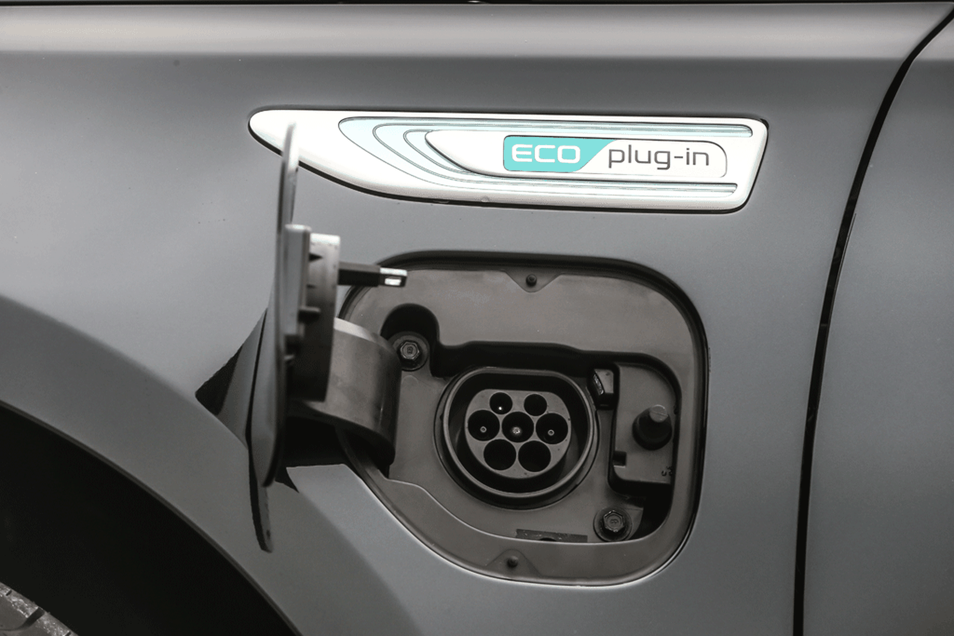 KiaOptimaPHEV-ricarica-plug