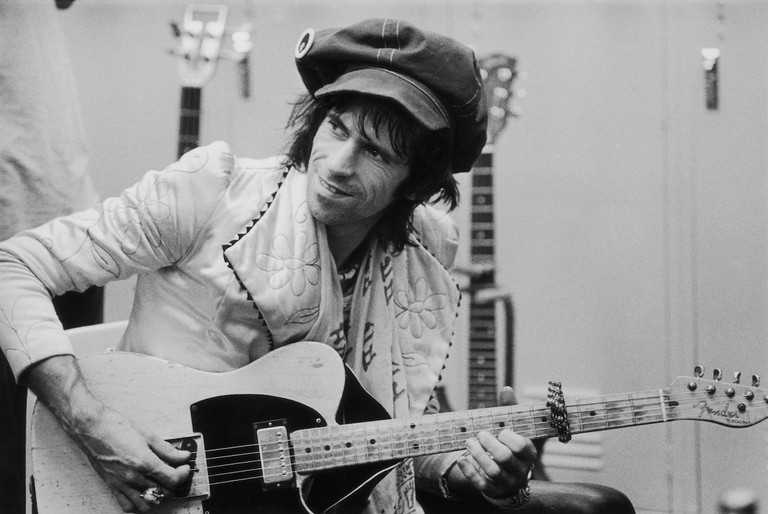 Keith Richards suona la sua chitarra nel backstage durante il tour americano con i Rolling Stones del 1975.