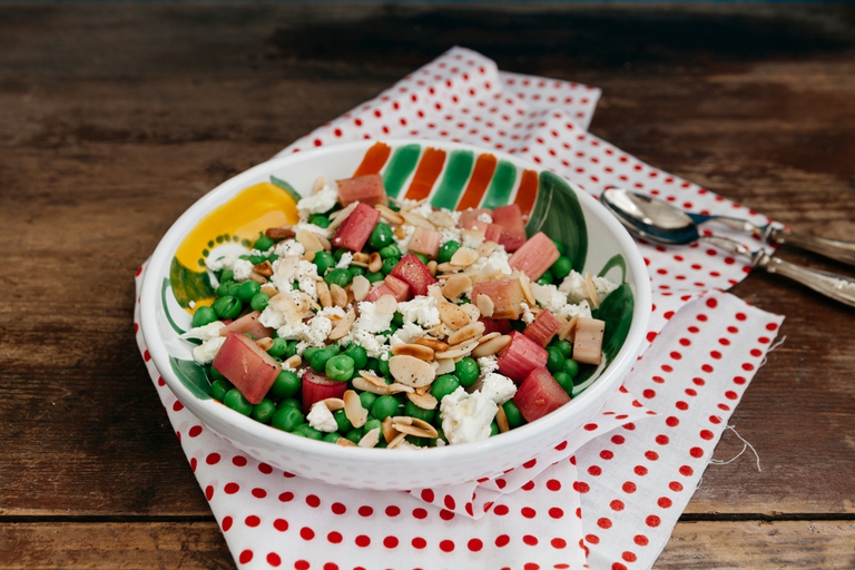 Insalata di rabarbaro, piselli, feta e semi
