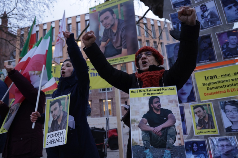 Proteste degli iraniani a Berlino per le condanne a morte del regime