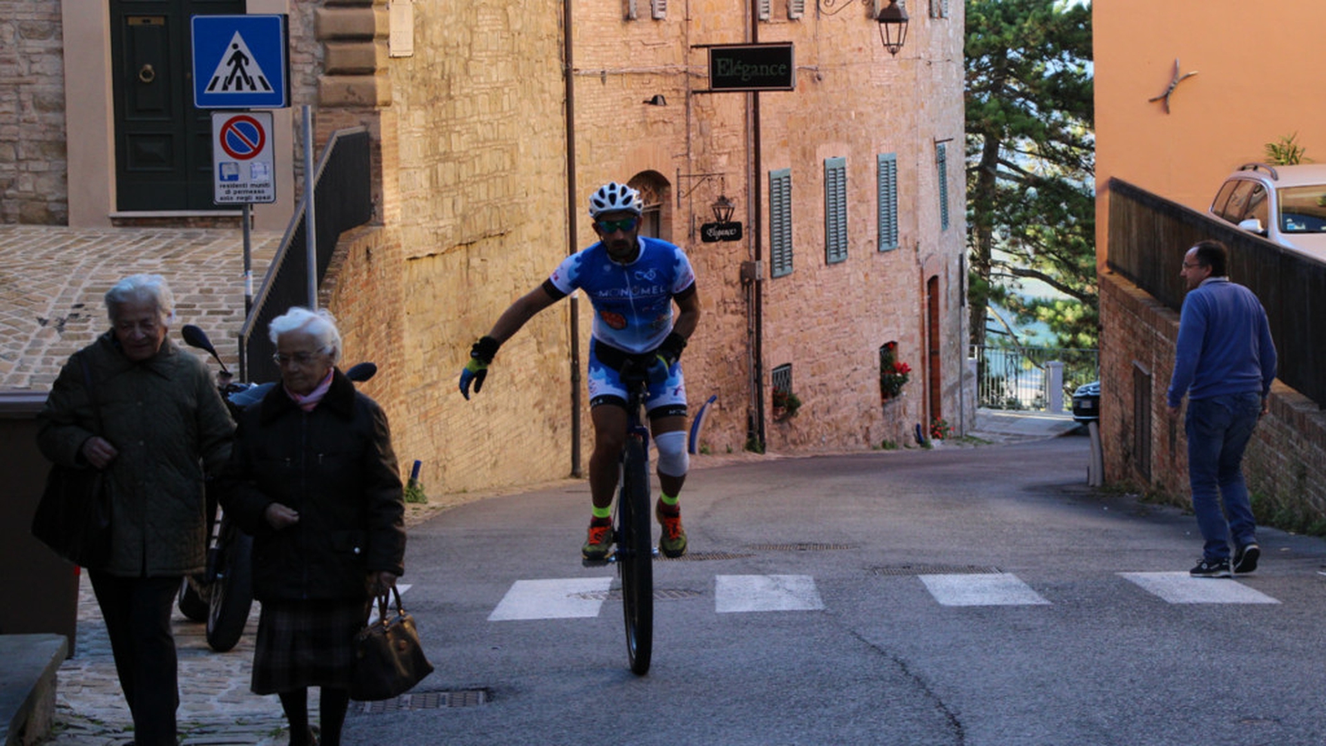 Denis in monociclo a Camerino