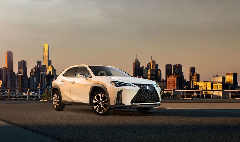 Lexus UX, urban crossover compatto che alle doti di praticità, spazio e lusso unisce le doti dinamiche di una berlina ibrida.