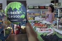 Le api vogliono salvarci nel nuovo video di Greenpeace